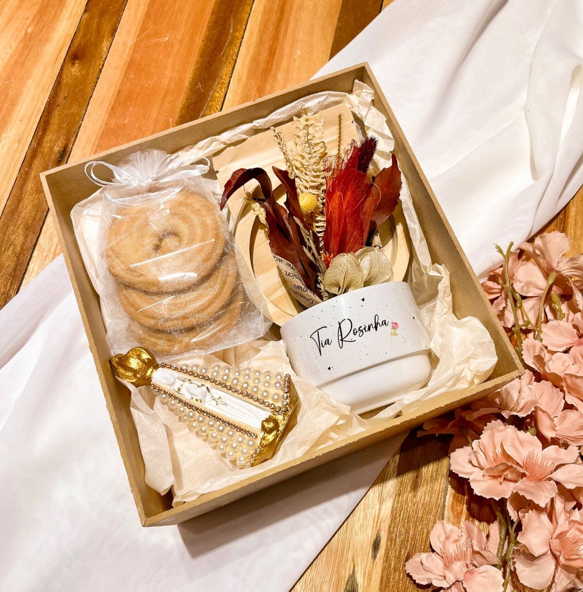 Kit Xícara + Pires de Madeira + Biscoitos