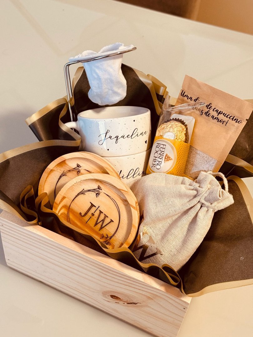 Kit Xícaras + Pires de Madeira + Biscoitos