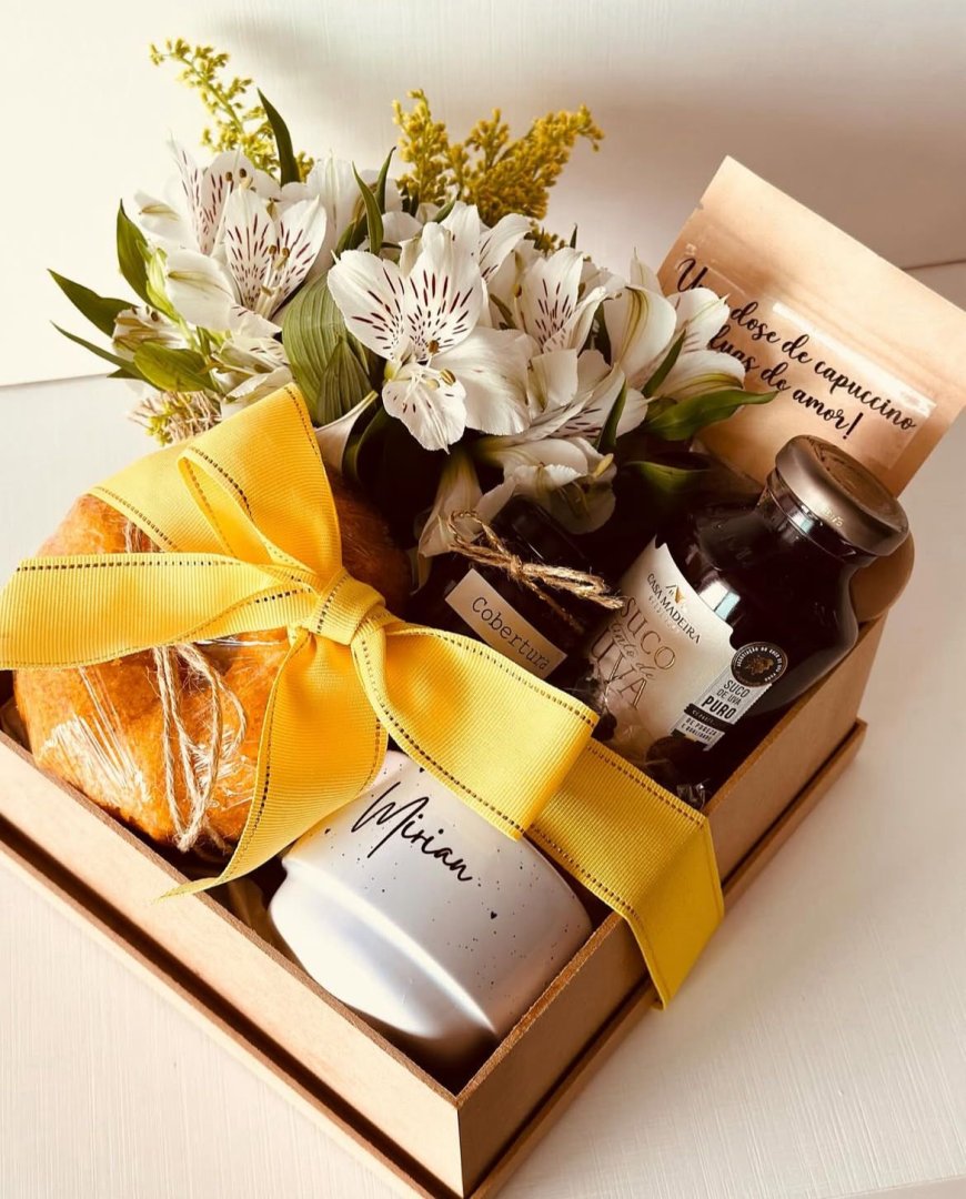 Kit café da manhã na caixa de MDF com flores naturais